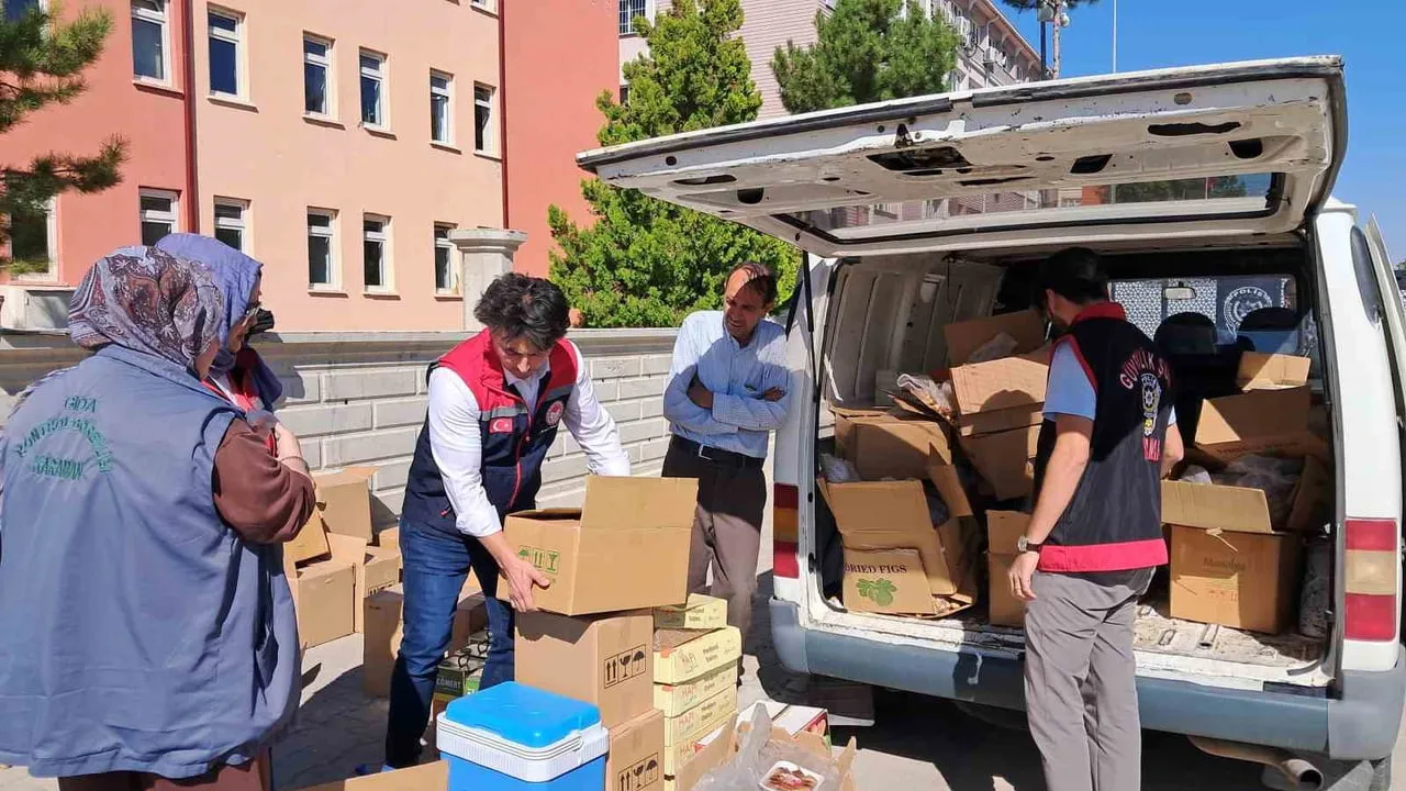 Karaman'da şüpheli minibüste etiketsiz ve bandrolsüz gıdalar ele geçirildi