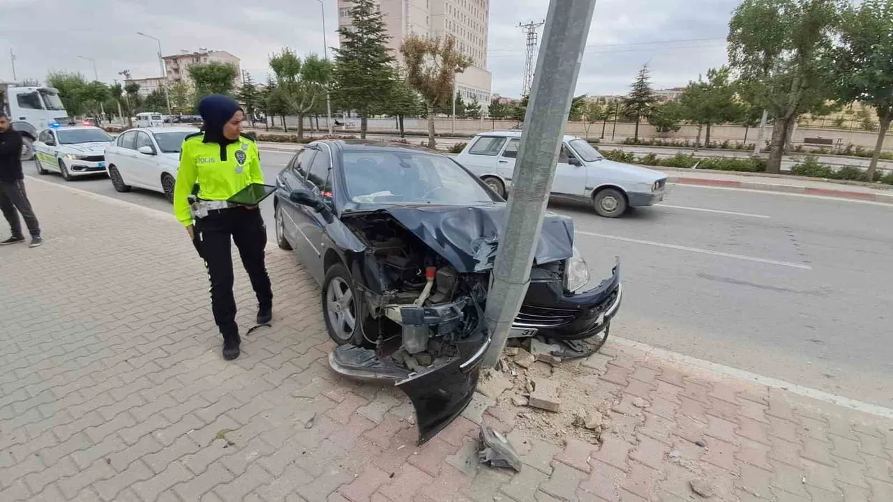 Karaman'da sürücüsünün kontrolünü kaybettiği otomobil sokak lambasına çarptı