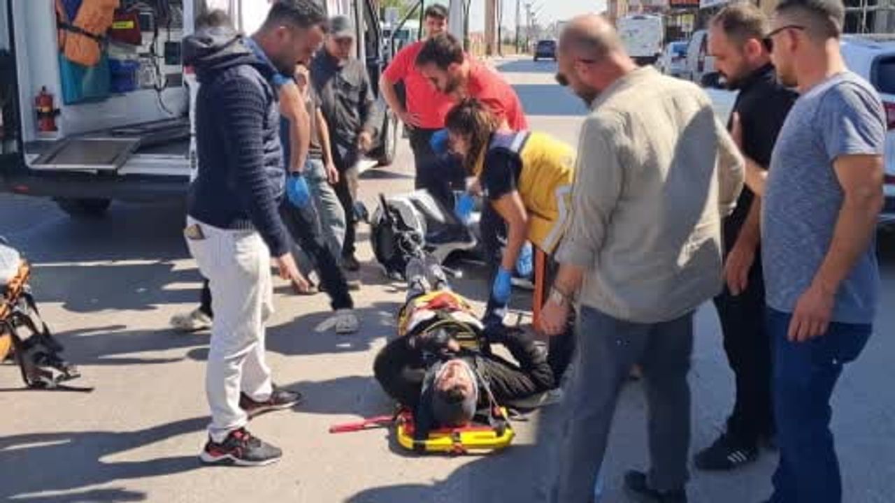 Karaman'da ters yöne giren patates yüklü kamyonetle motokurye çarpıştı: 1 yaralı