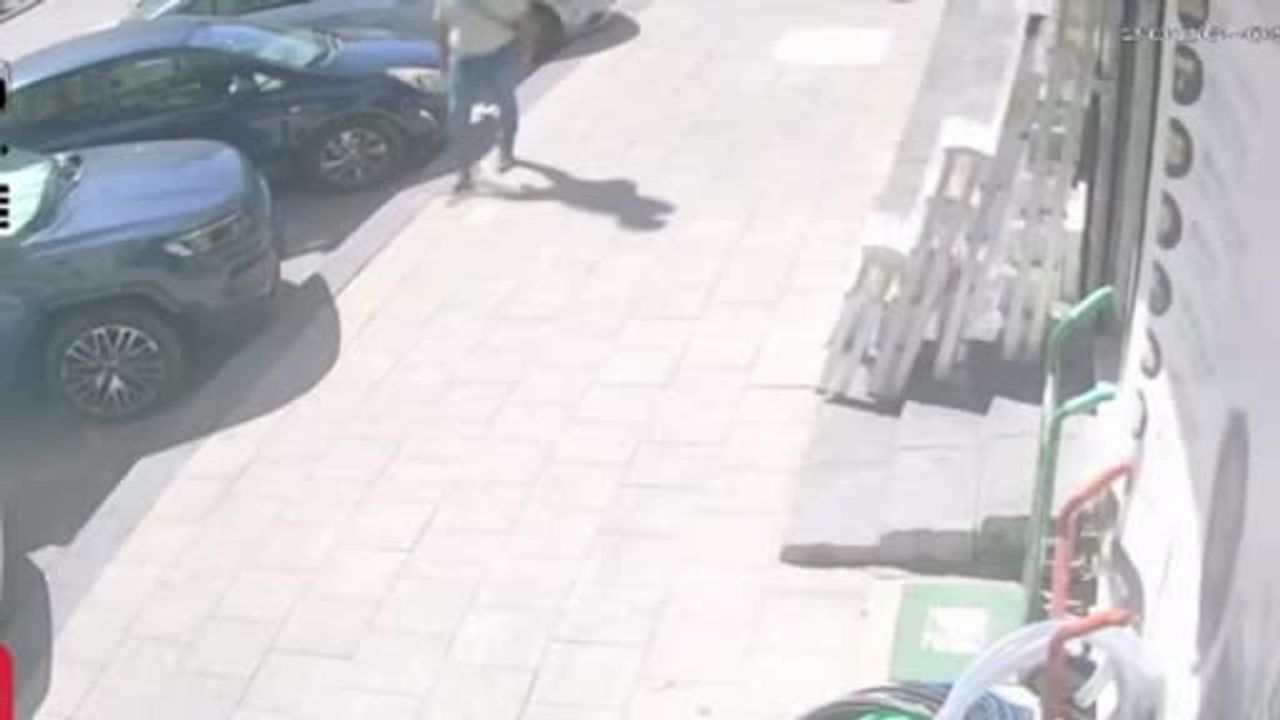 Karaman'da yangın çıkış kapısının kaldırıma düşmesi kadını yaraladı