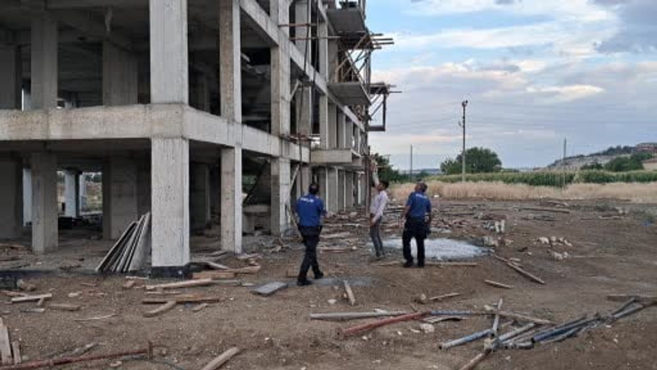 Karaman'da yapımı süren binada düşen kalıp ustası hastaneye kaldırıldı