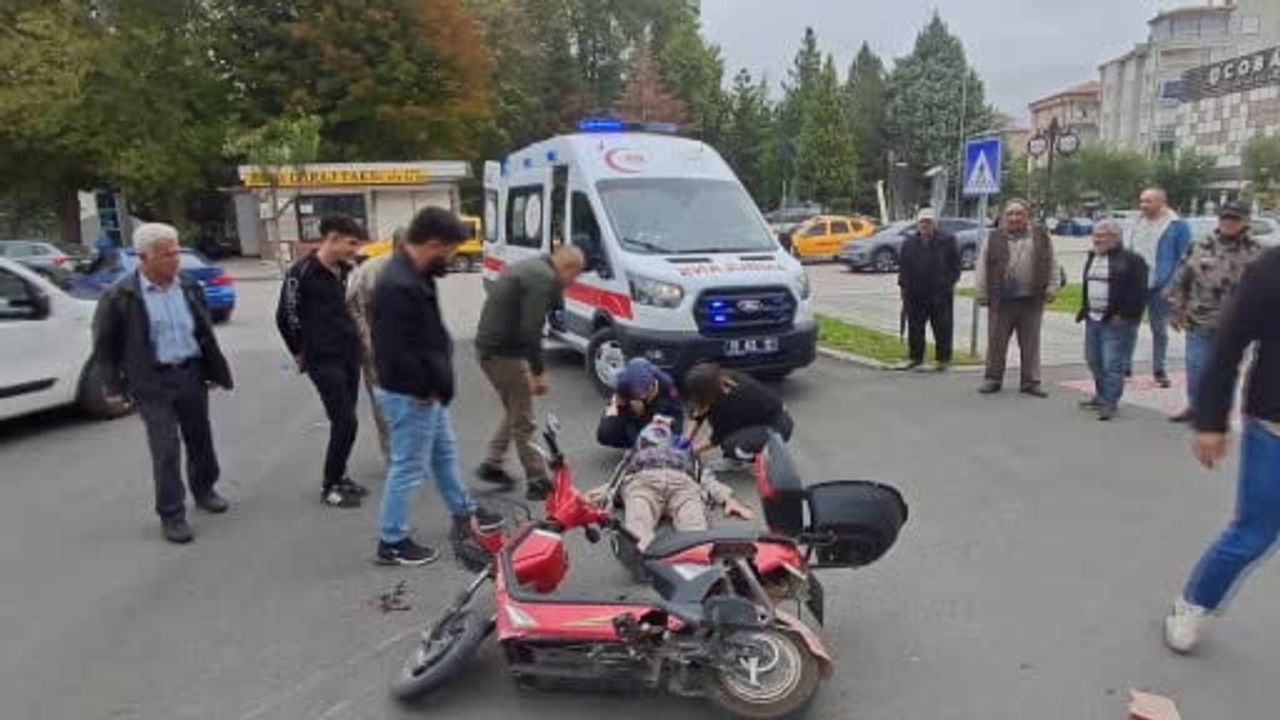 Karaman kavşağında otomobil ile elektrikli bisiklet çarpıştı, 83 yaşındaki sürücü yaralandı