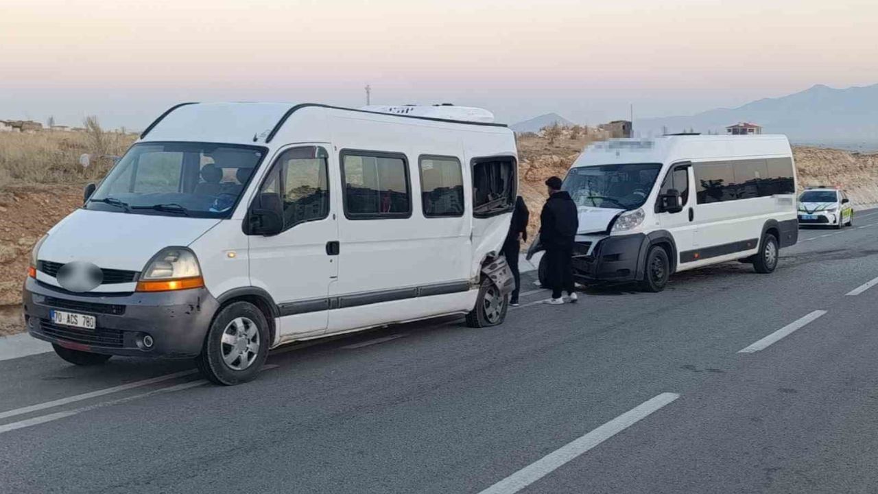 Karaman yeni çevre yolunda servis kazası: sürücü hafif yaralandı