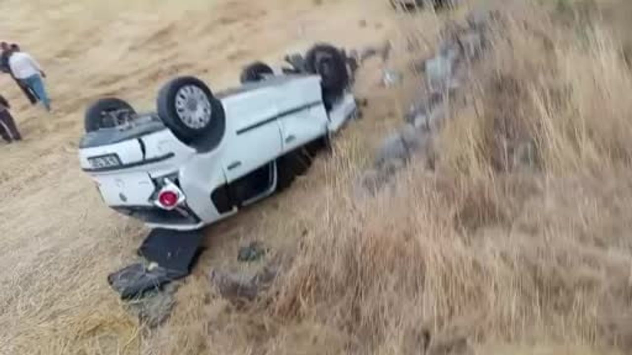 karaören yolunda park halindeki araca çarpan otomobilde 5 kişi yaralandı