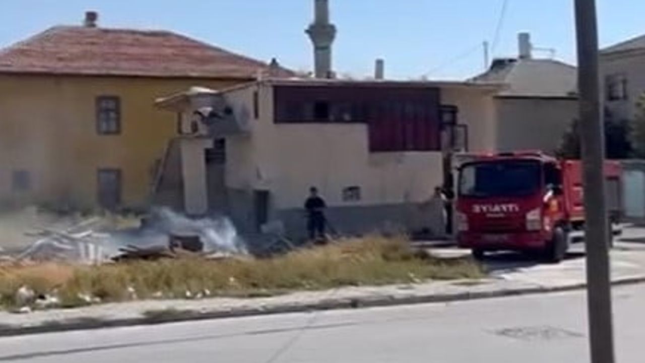Karapınar'da kuru ot yangınları yerleşime sıçramadan söndürüldü