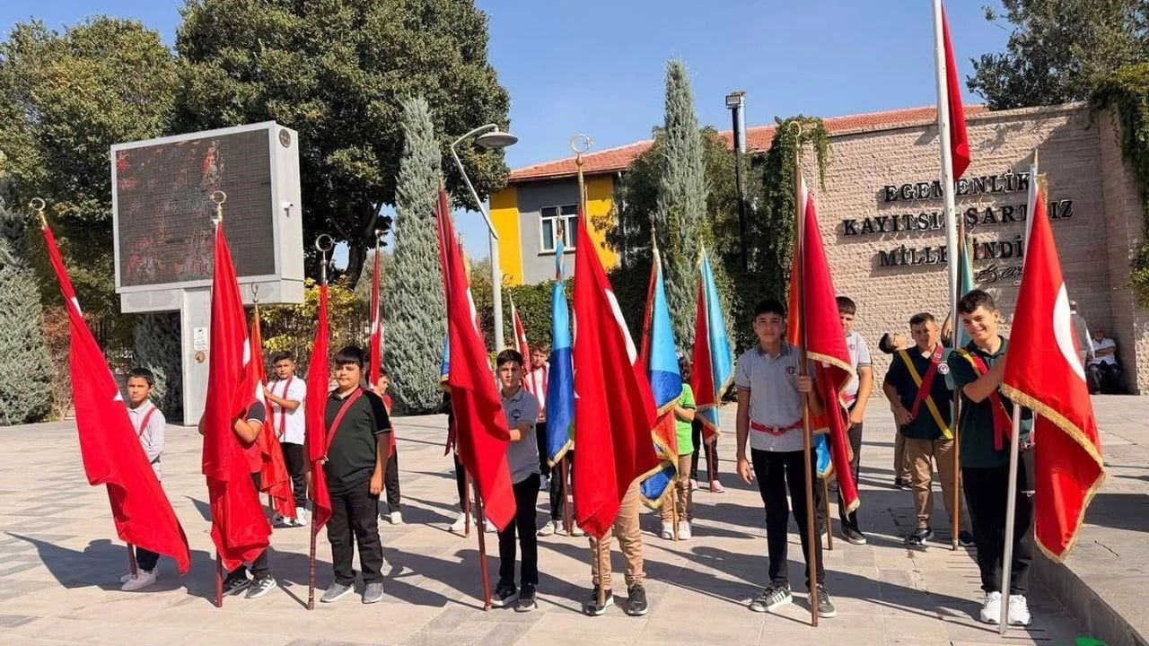 Karapınar'da öğrenciler ilköğretim haftasını konuşma ve şiirlerle kutladı