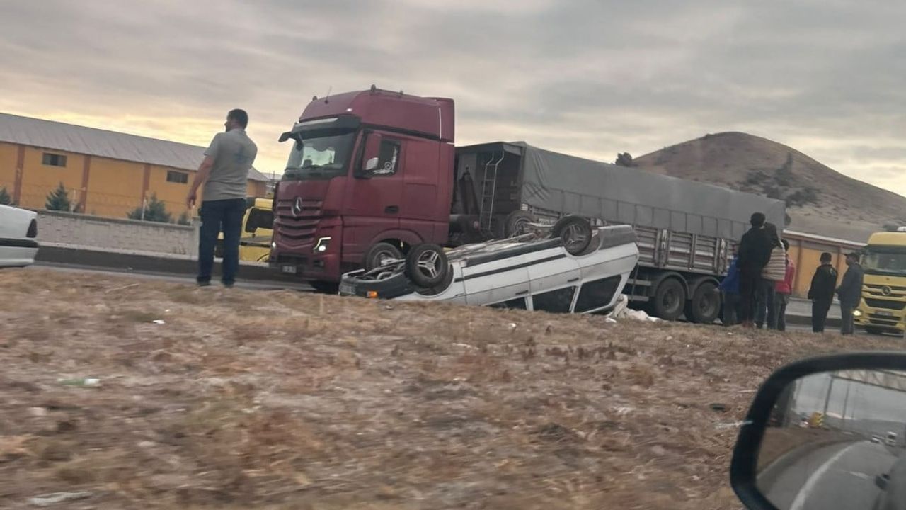 Karapınar'da şerit değişimi kazaya dönüştü: yolcu hastaneye kaldırıldı