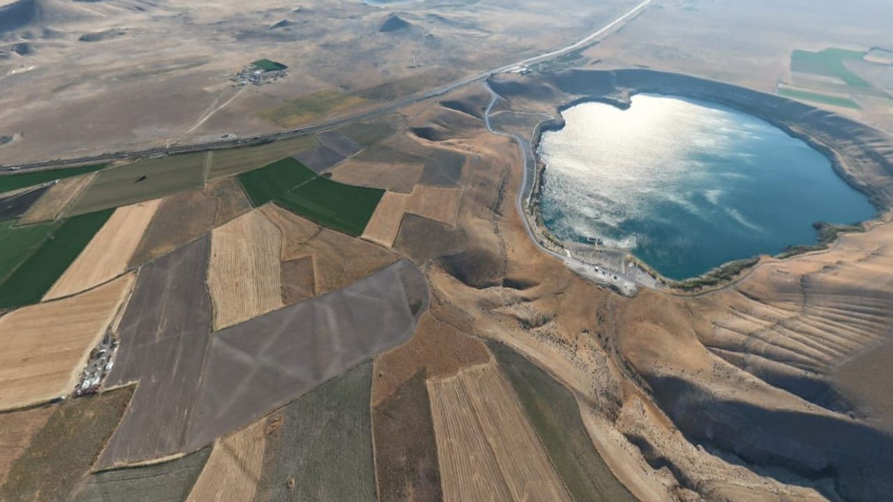 Karapınar semalarında iki göl bir karede: Meke Gölü ve Acıgöl
