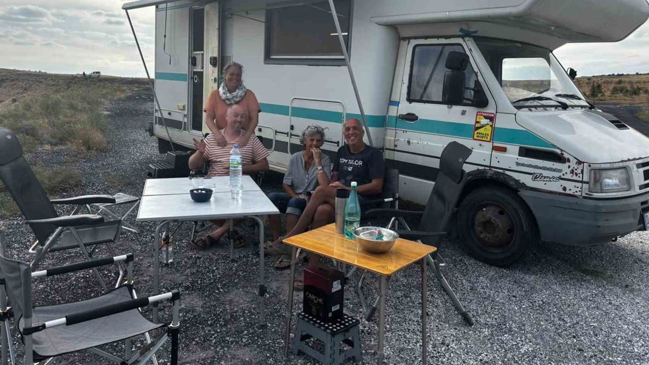 Karavandaki alman turistler Meke Gölü ve Acıgöl çevresinde kamp kurdu