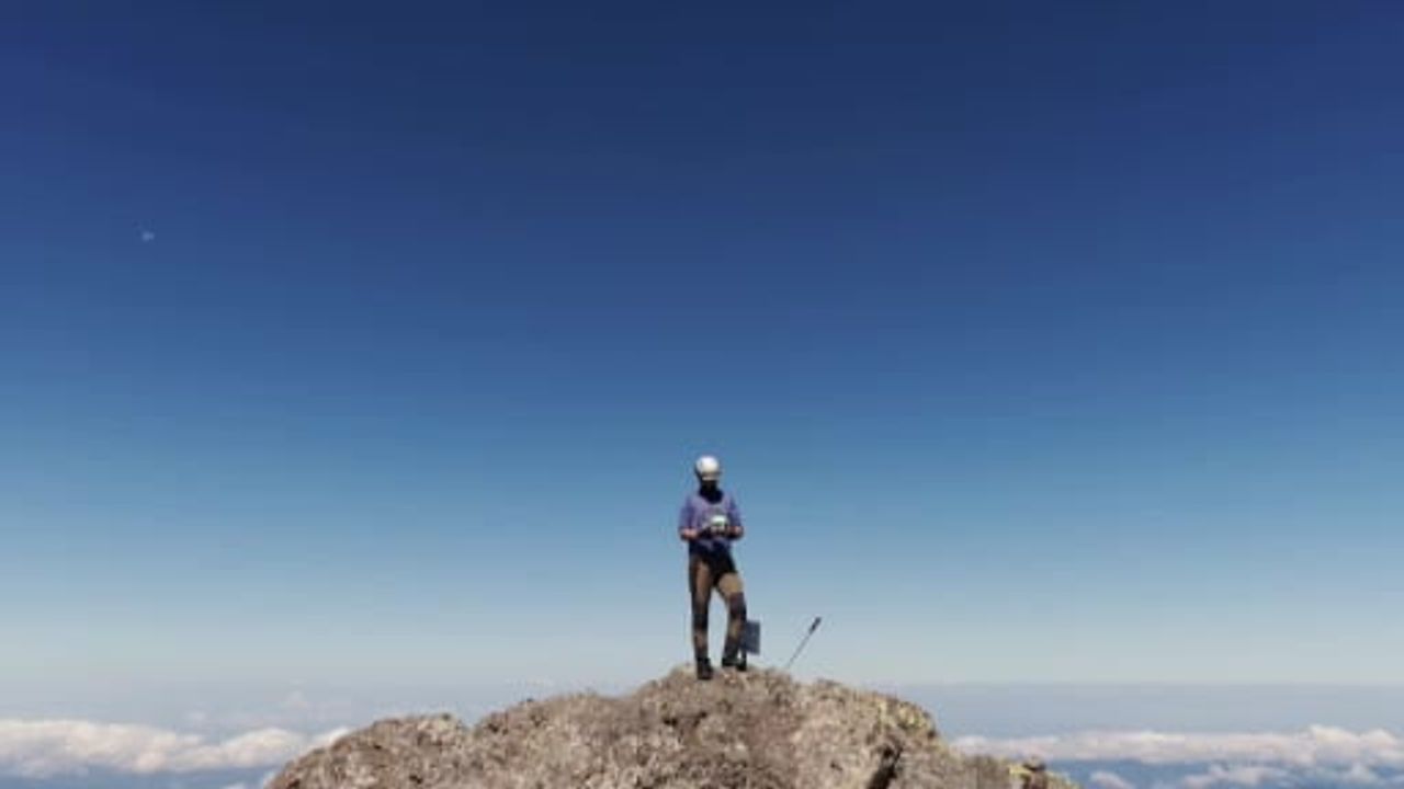 Karçal zirvesinde sis denizi ve sarp kayalıklar drone ile kaydedildi