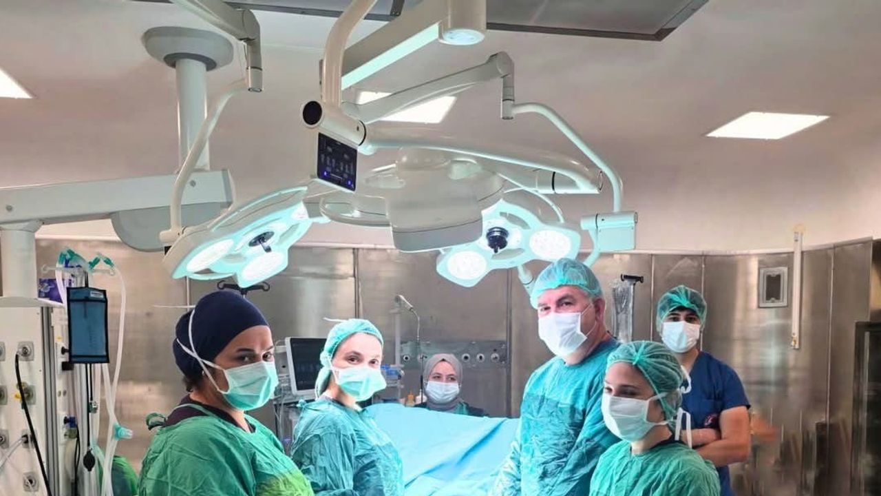 Karın ağrılarını sonlandıran ameliyat: 13 santimetrelik kitle çıkarıldı