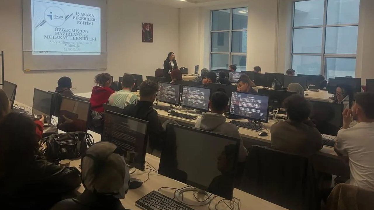 Kariyer yolunda ilk adım: meslek yüksekokulunda öğrencilere cv ve iş arama eğitimi