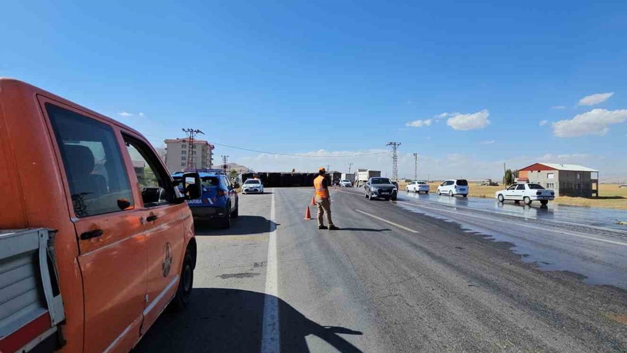 Karpuzlar yola saçıldı: Muş-Hasköy'de tır devrildi, sürücü yaralandı