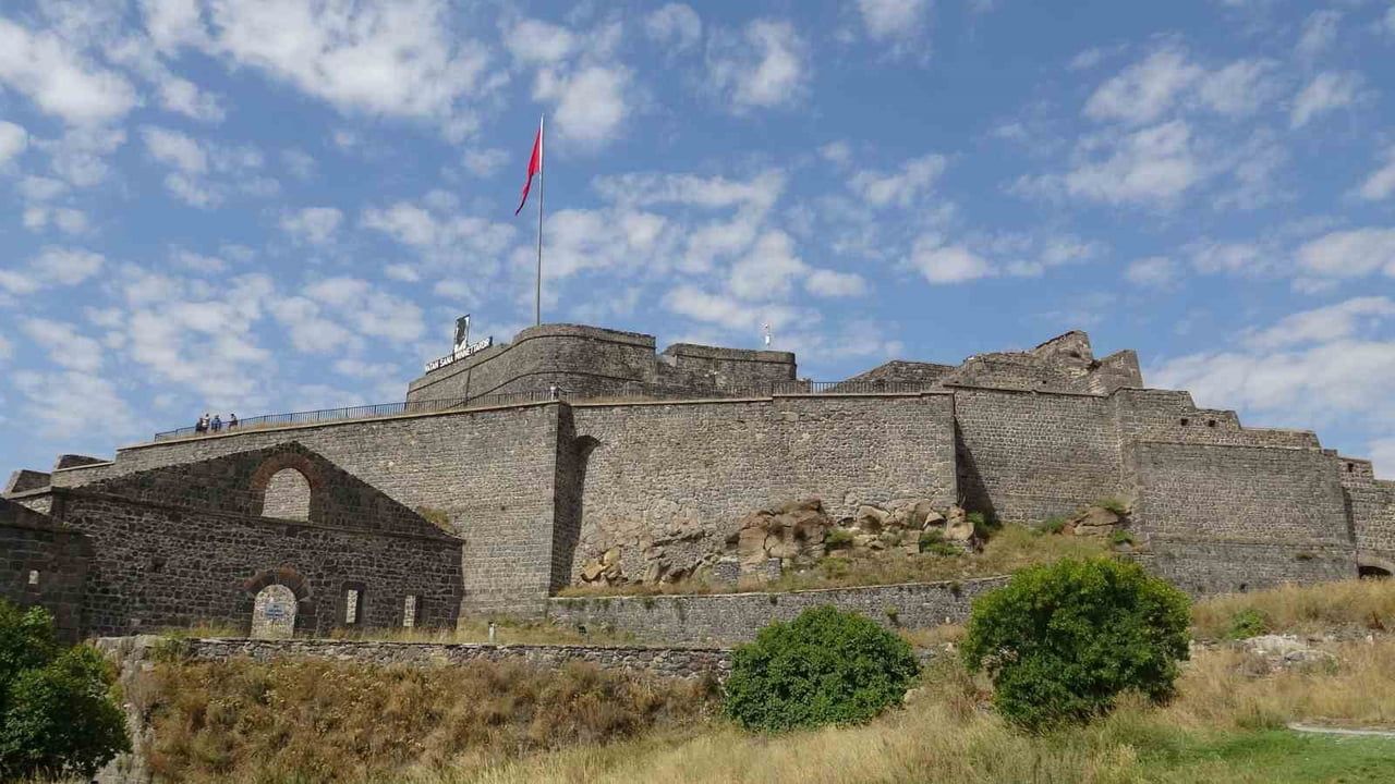 Kars’ın zirvesinde dokuz asırlık bekçi: Kars Kalesi geçmişe tanıklık ediyor