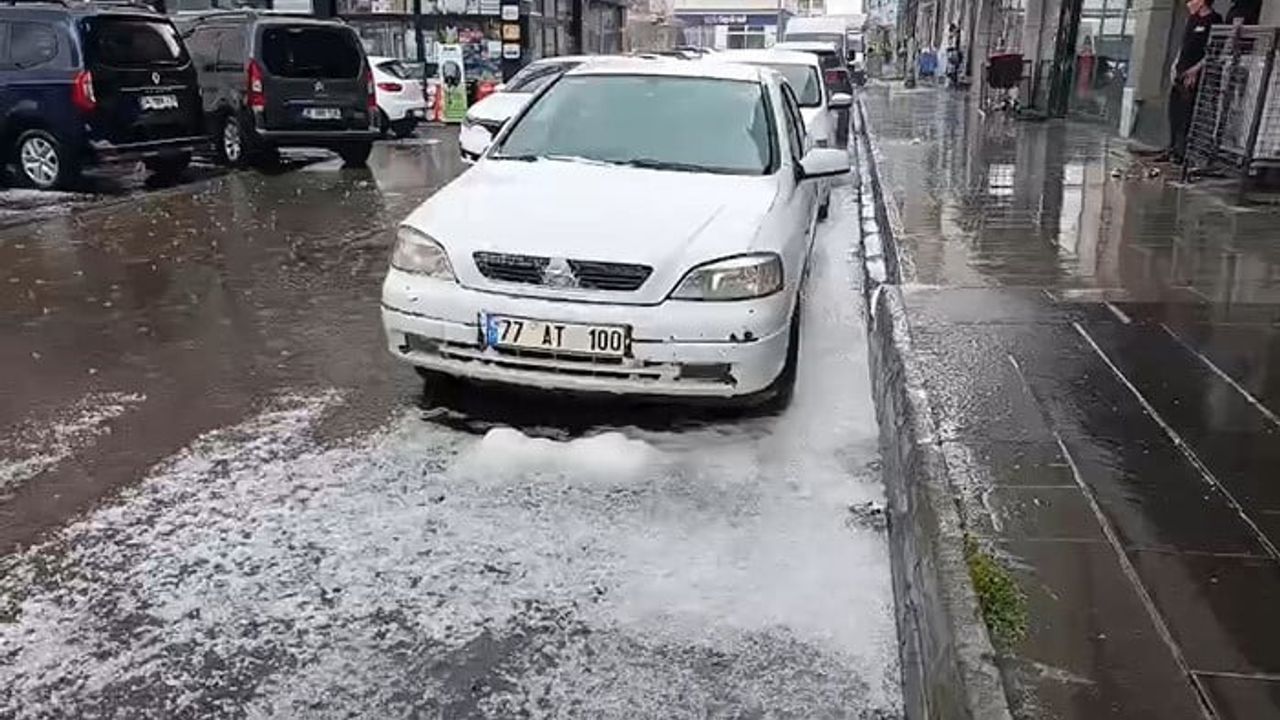 Kars'ta aniden bastıran dolu günlük hayatı sekteye uğrattı