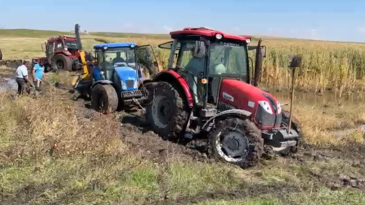 Kars'ta çamura saplanan traktör iki komşunun dayanışmasıyla tarlaya döndü