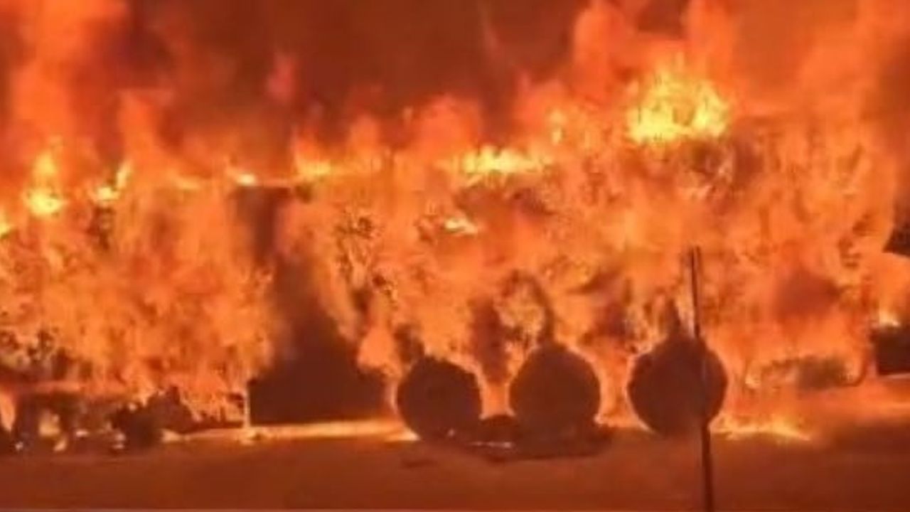 Kars'ta çevreyolunda motor alevi tırı sarmasıyla şoför son anda kurtuldu