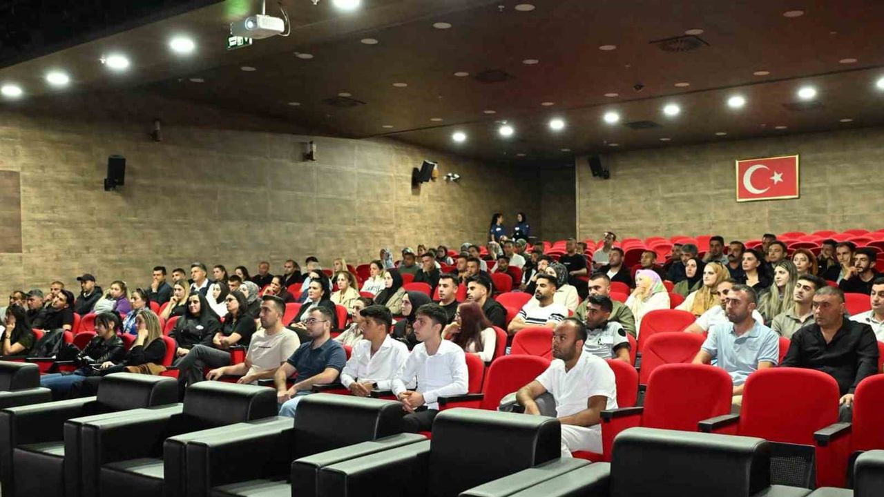 Kars'ta gençlik hizmetlerinde görevli 211 personele kapsamlı eğitim verildi