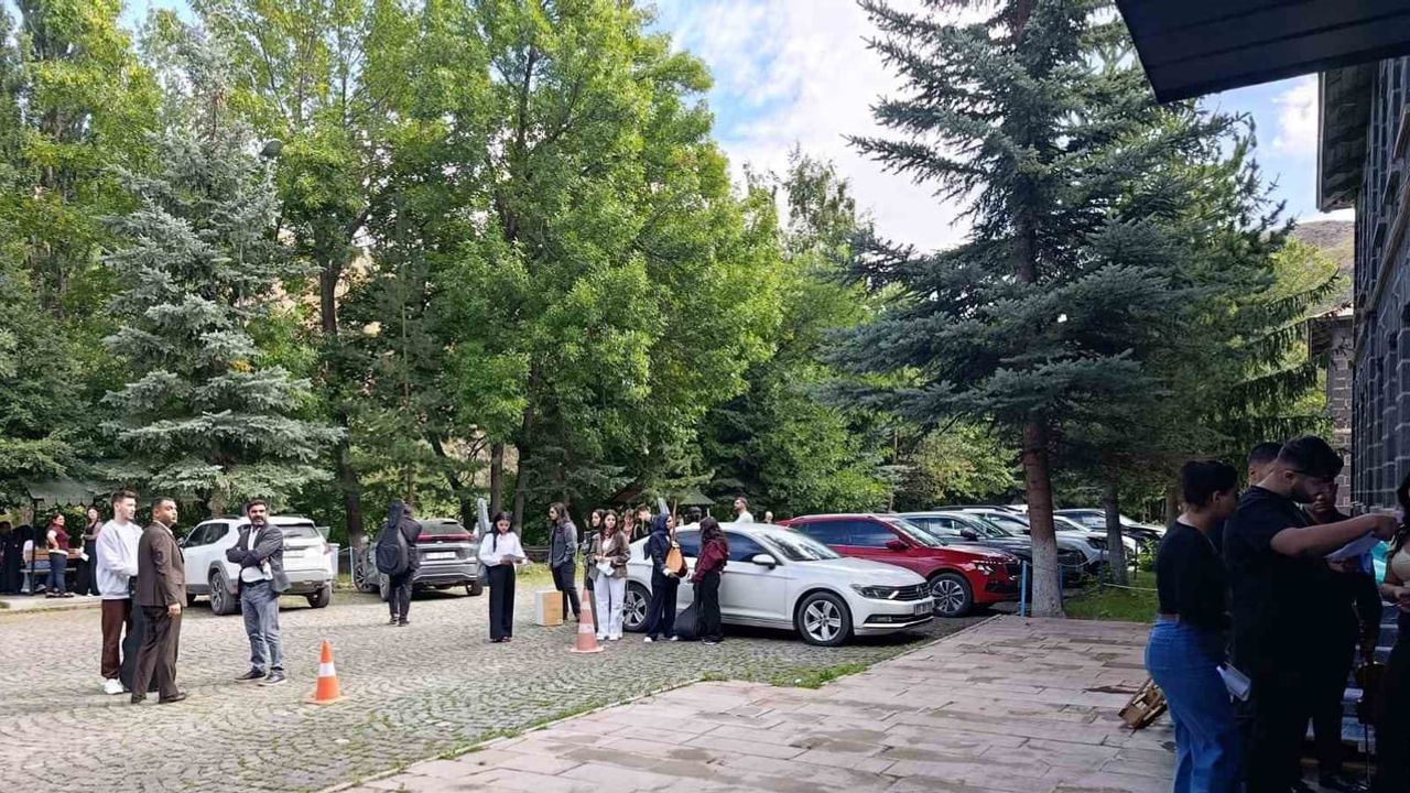 Kars'ta hayaller sahnede: konservatuvar yetenek sınavı başladı