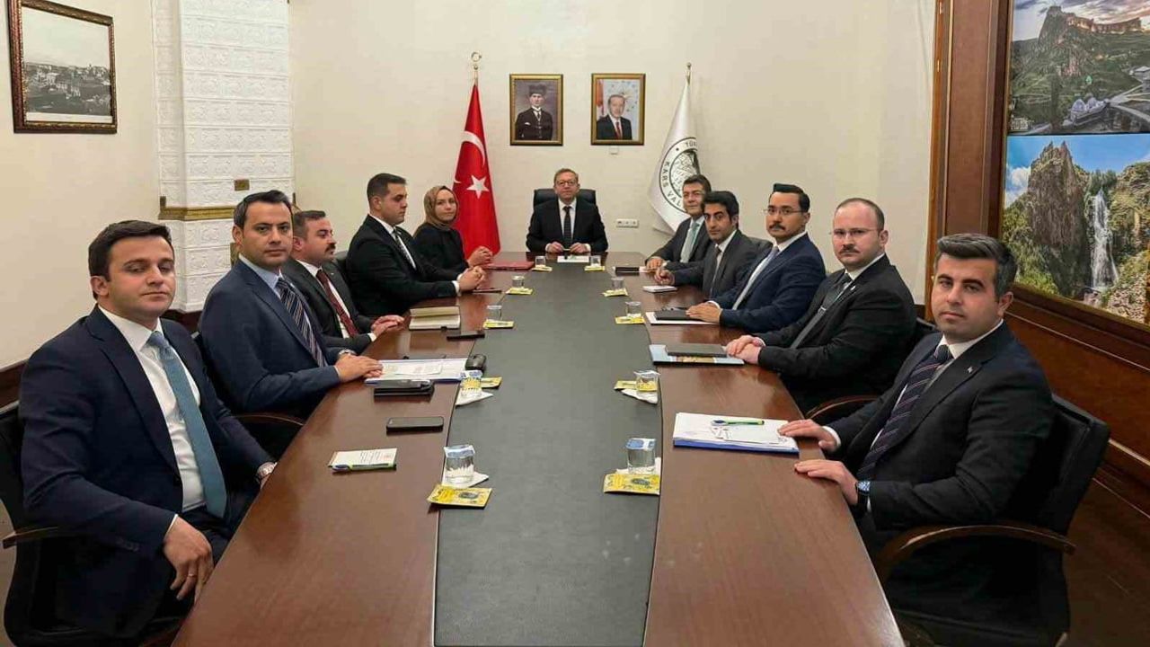 Kars'ta hizmet ve güvenlik önceliğiyle mülki idare amirleri bir araya geldi