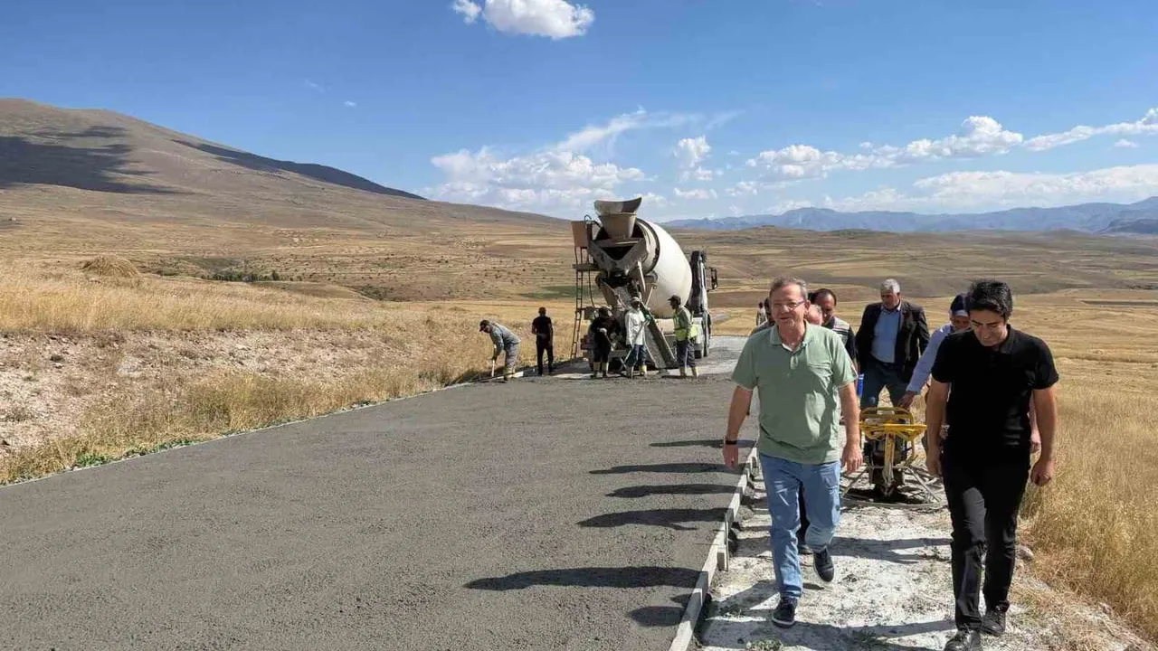Kars’ta kırsal ağ güçleniyor: Şehitemin-Gecikmez yolunda beton çalışması