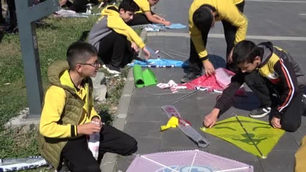 Kars'ta öğrenciler uçurtmalarını Gazze'deki çocuklara adadı
