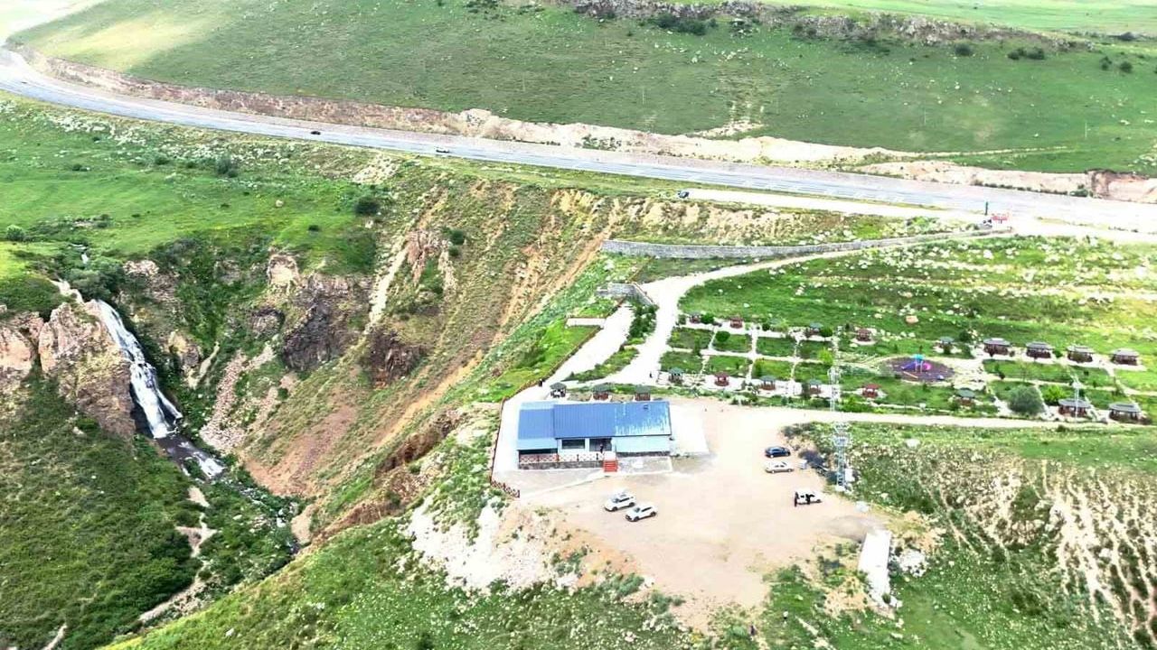 Kars'ta susuz şelalesi'nde vali Polat vatandaşlarla sohbet etti