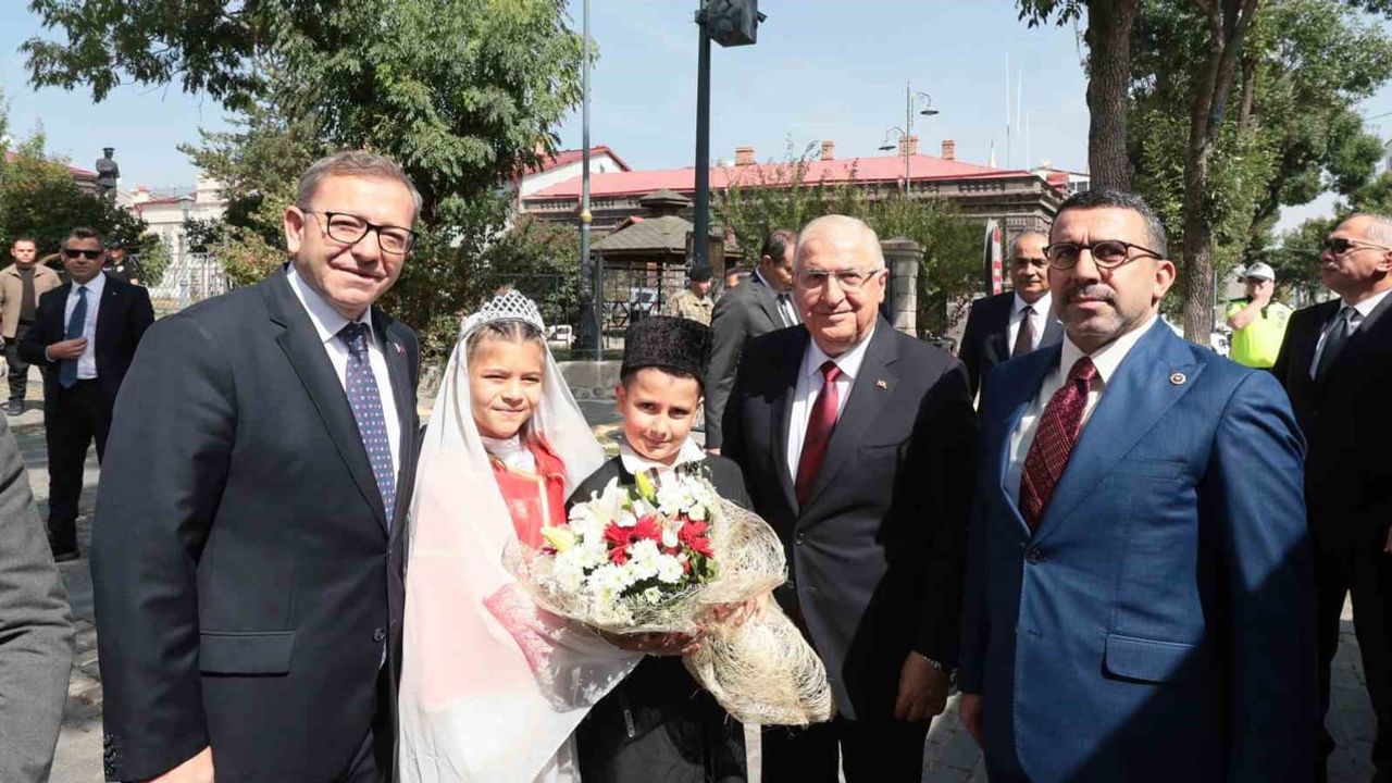 Kars'ta yerel yönetimlerle temas: Yaşar Güler çalışmaları dinledi