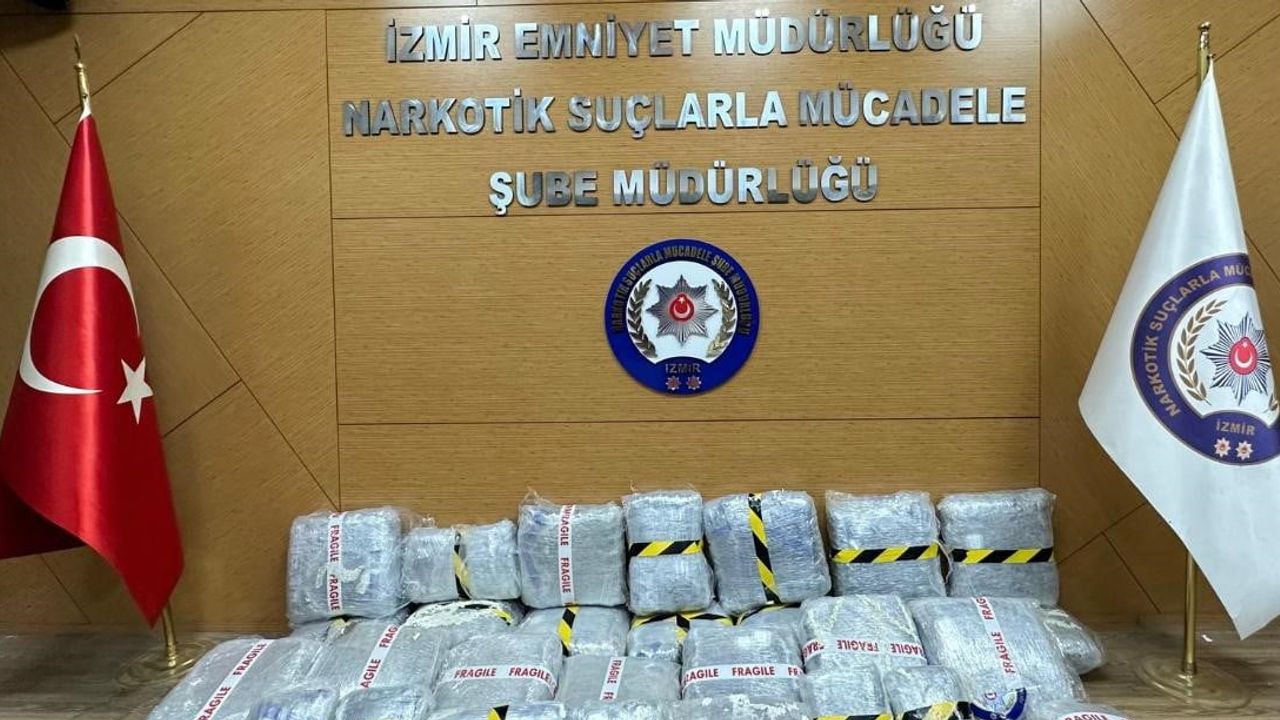 Karşıyaka'da ev baskınında 80 kilo 463 gram skunk ele geçirildi