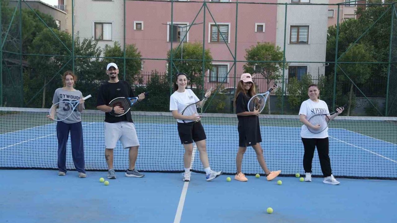 Kartal'da kortlar dolu: ücretsiz tenis eğitimleri hız kesmiyor