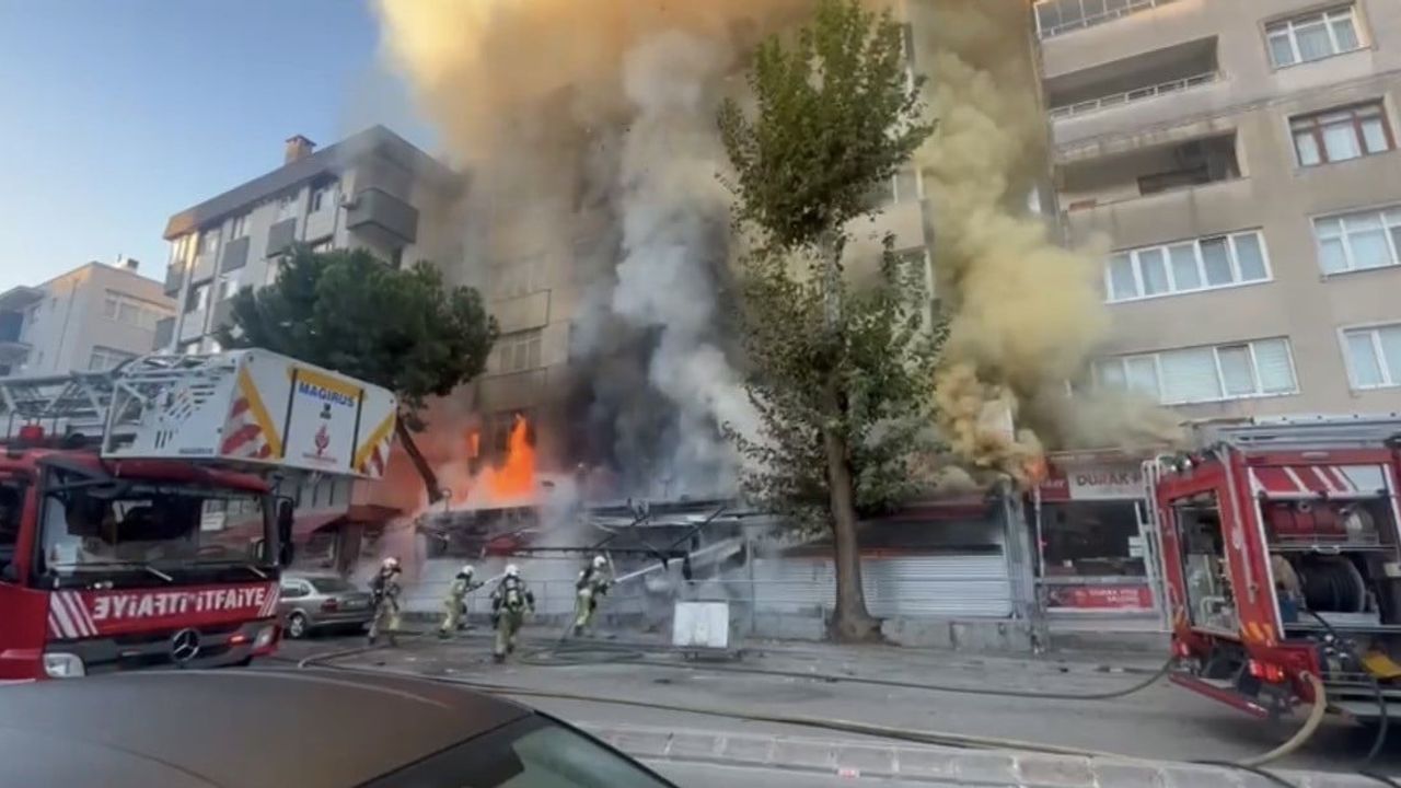 Kartal’da sabah alevleri marketi kullanılamaz hale getirdi