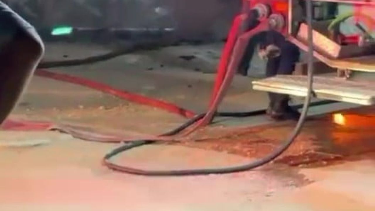 Kartepe'de sanayi sitesinde alevler yanındaki otomobili de sardı