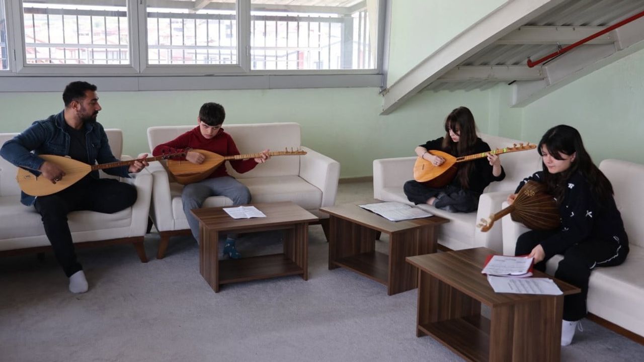 Kartepe Genç Akademi yeni dönemde gençleri eğitim ve sanata taşıyor