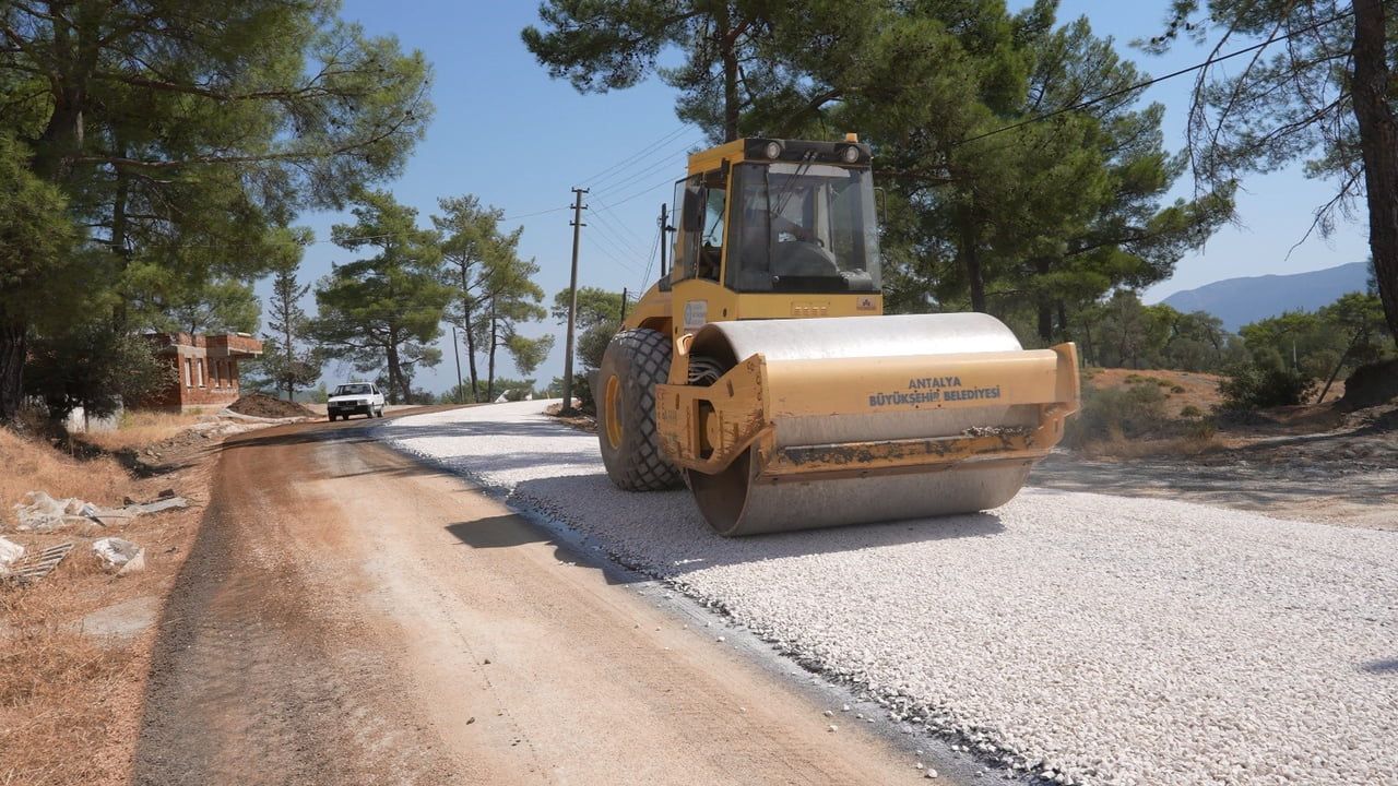 Kaş'ta kırsal ağ güçleniyor: 16 kilometrelik yol yeniden asfaltlanıyor