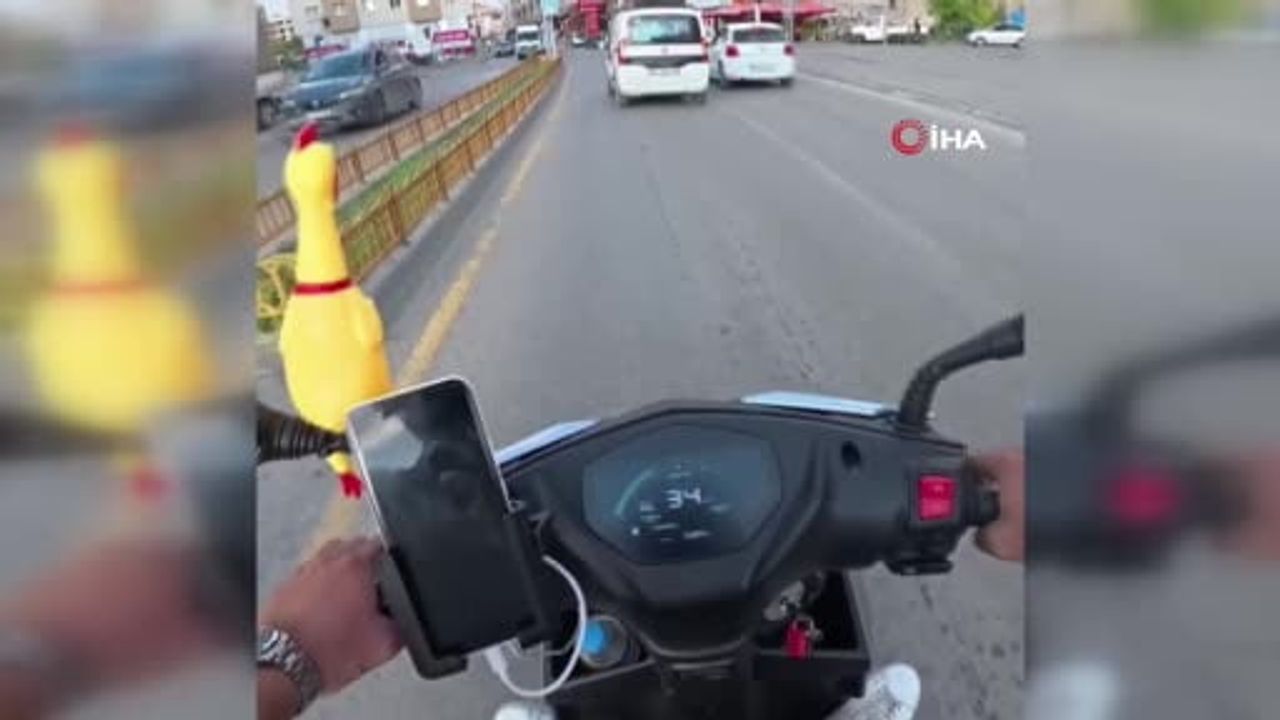 Kask kamerası fark edilince yol tartışması gülümsemeyle bitti