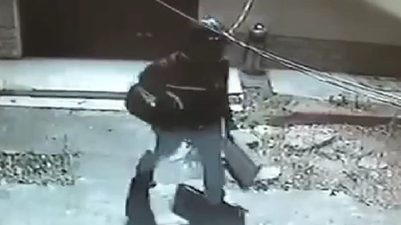 Kasklı hırsızın motosikletle kaçışı Karabük’te kamerada