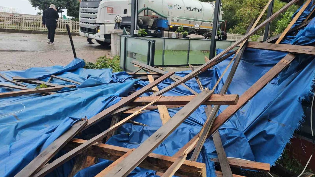 Kastamonu Cide'de fırtına sahil işletmelerinde hasara yol açtı