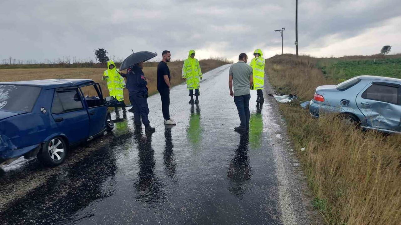 Kastamonu'da Bozkocatepe mevkiinde sağanak sonrası çarpışma: iki sürücü yaralandı