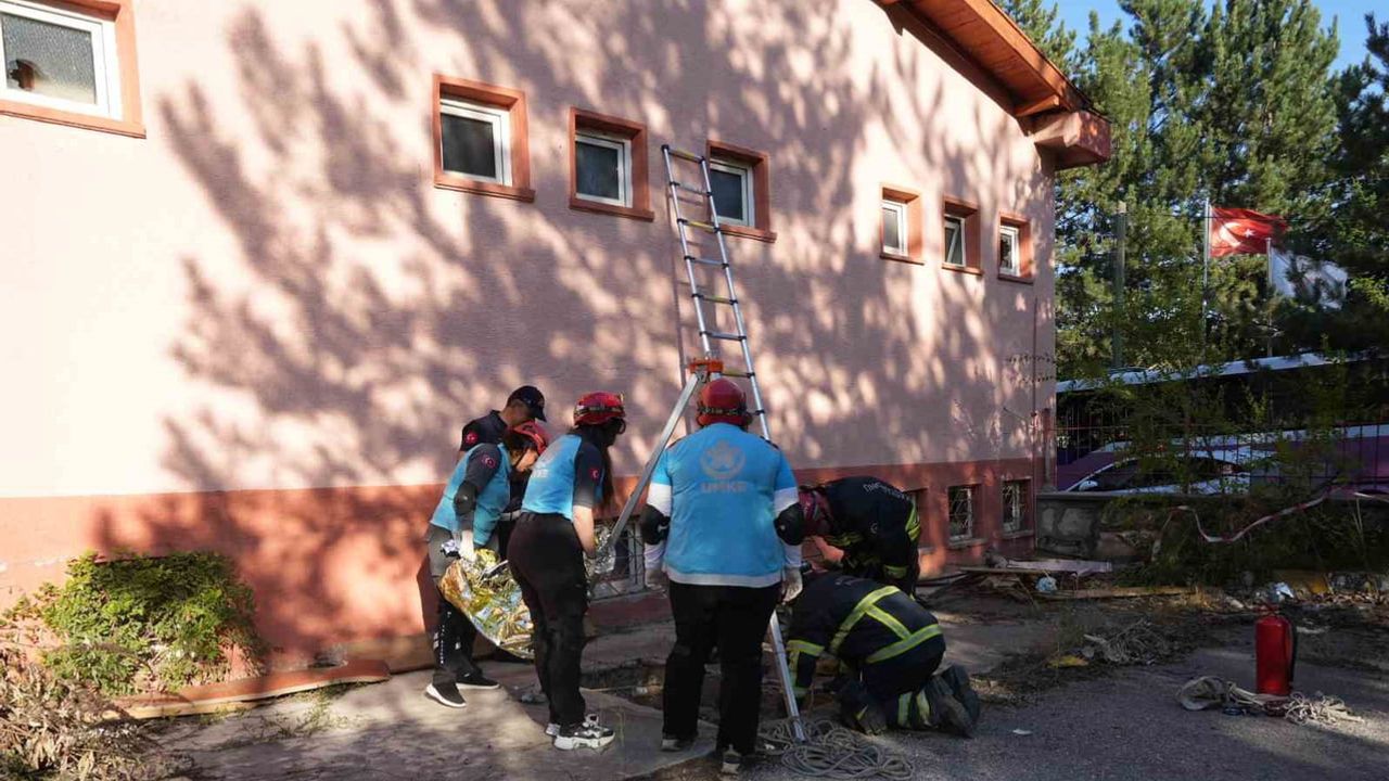 Kastamonu’da habersiz bina çökmesi tatbikatı müdahale kabiliyetini test etti