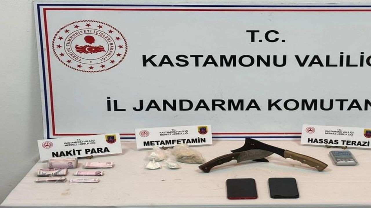 Kastamonu’da jandarma baskınında metamfetamin ve 12.300 TL ele geçirildi, iki kişi tutuklandı