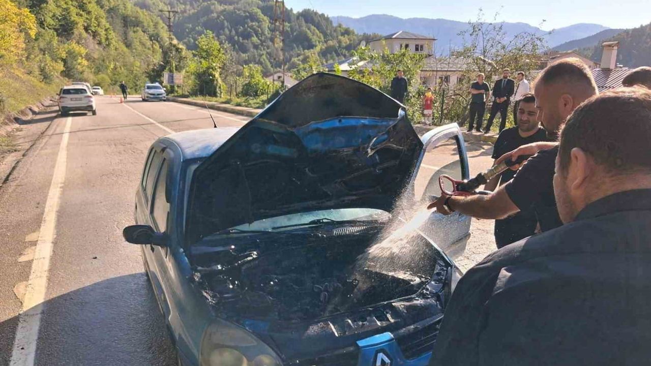Kastamonu Şenpazar'da araç motorunda çıkan yangın itfaiye tarafından söndürüldü