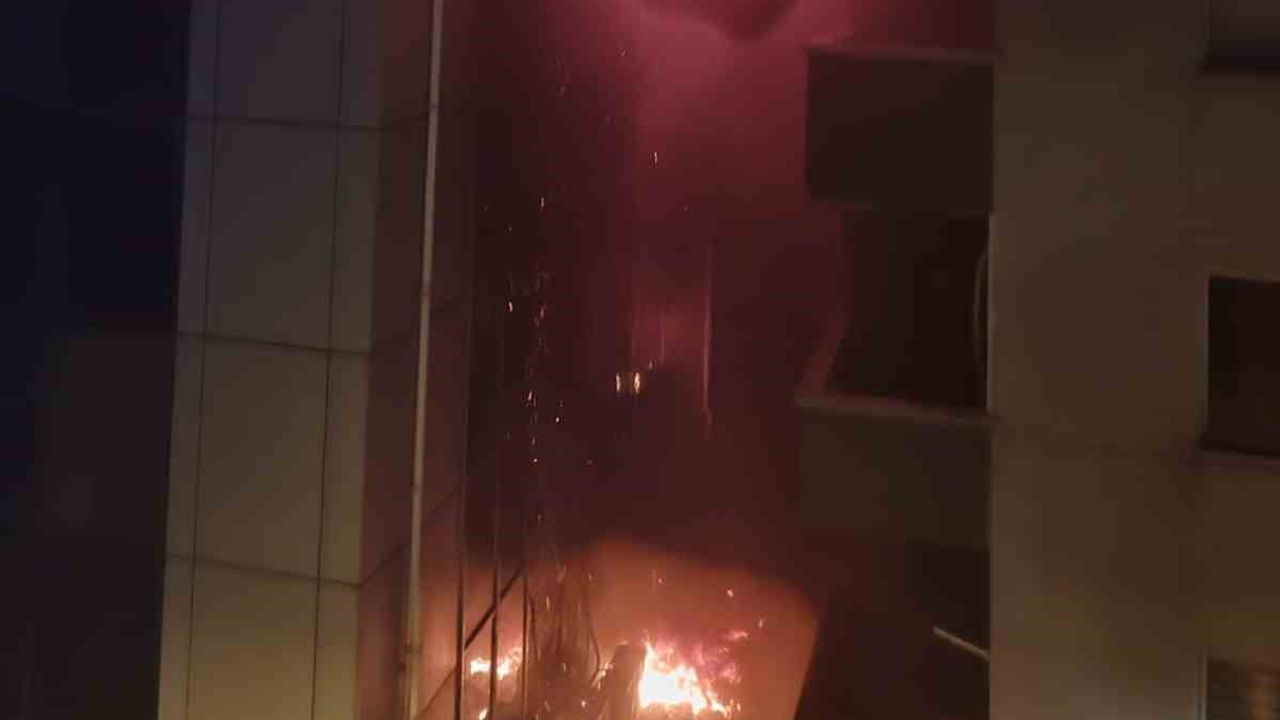 Kavacık'ta 4. katta başlayan iş yeri yangını kısa sürede kontrol altına alındı
