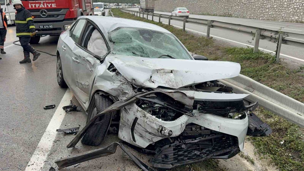 Kavak'ta tır makasladı, otomobil dorsesine çarptı