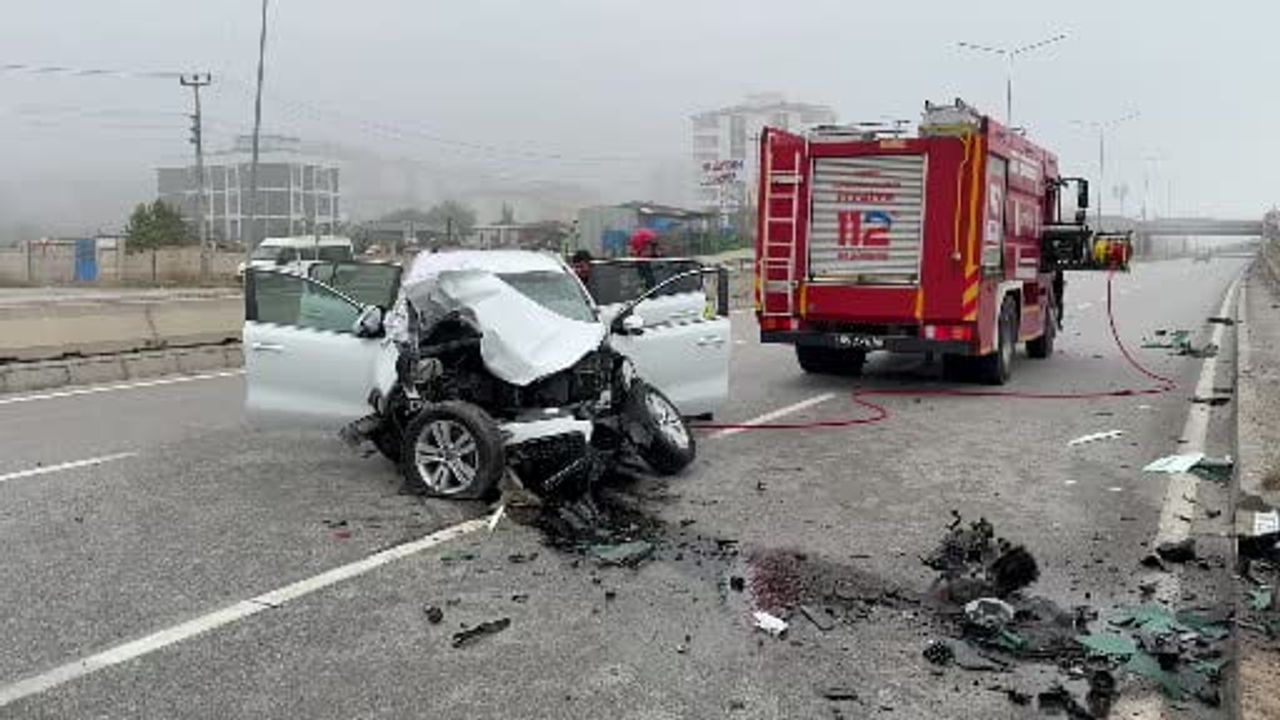 Kavak'ta yön levhasına çarpan araç: bir kişi yaşamını yitirdi, üç kişi yaralandı