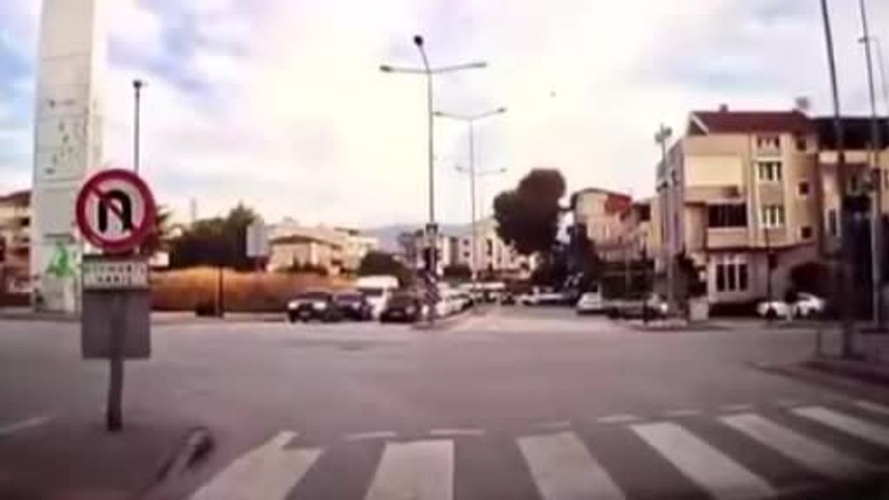 Kavaklı caddesi'nde yanlış dönüşün çarpışma anı araç kamerasına yansıdı