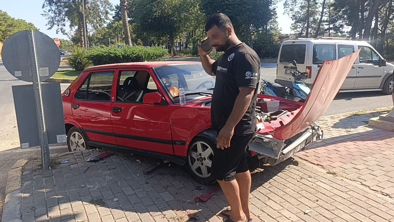 Kavşağa dönüşte çarpışma; hurdaya dönen araç çocuk parkı girişinde durdu
