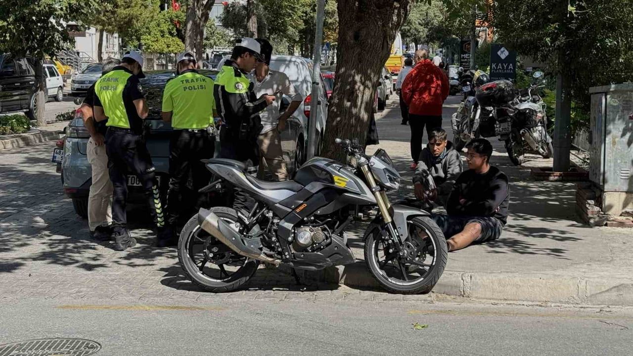 Kavşağa dönüşte çarpışma: motosiklet kaldırımda direğe çarptı, bir yaralı
