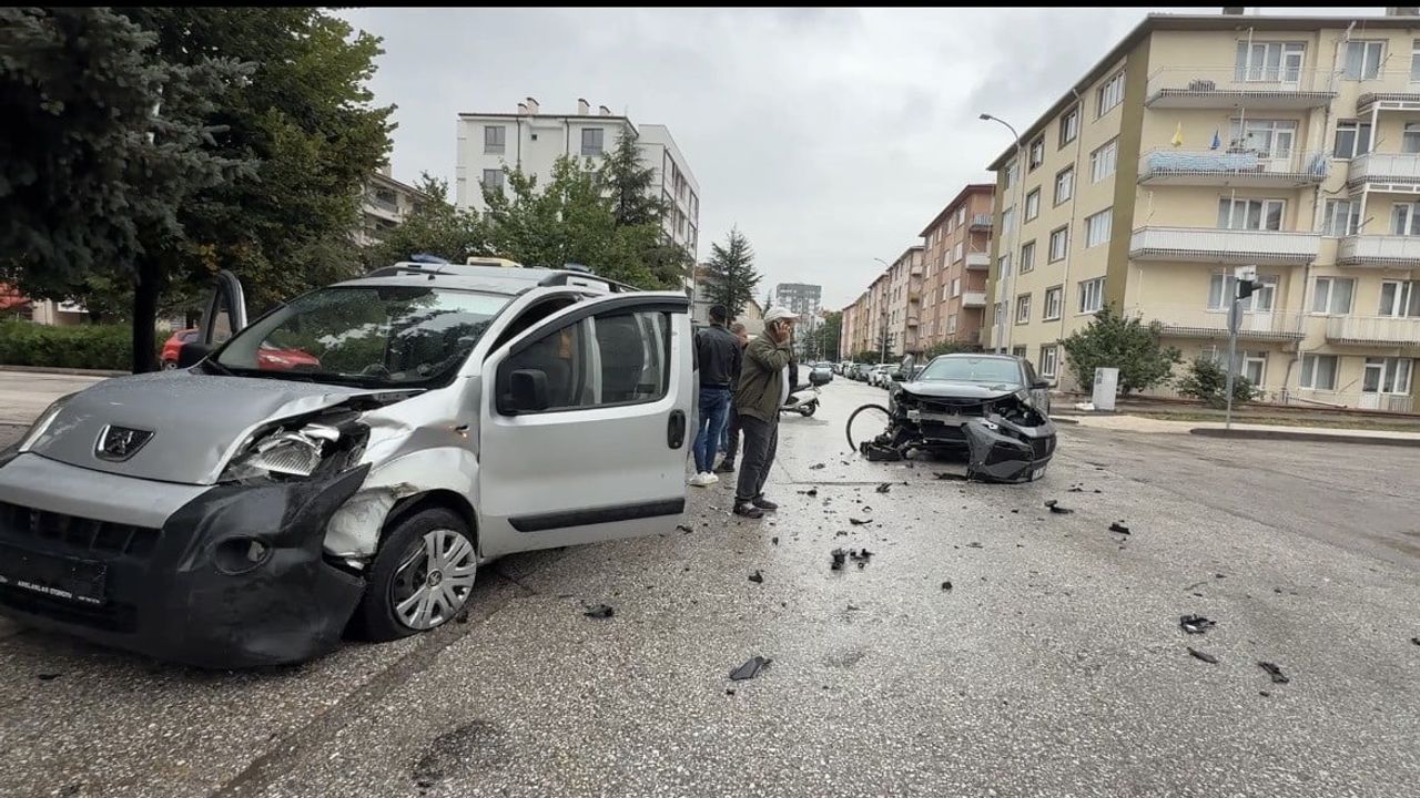 Kavşağın göbeğinde çarpışma sonrası Eskişehir'de gerilim: yaralanan kadın tedaviye götürüldü