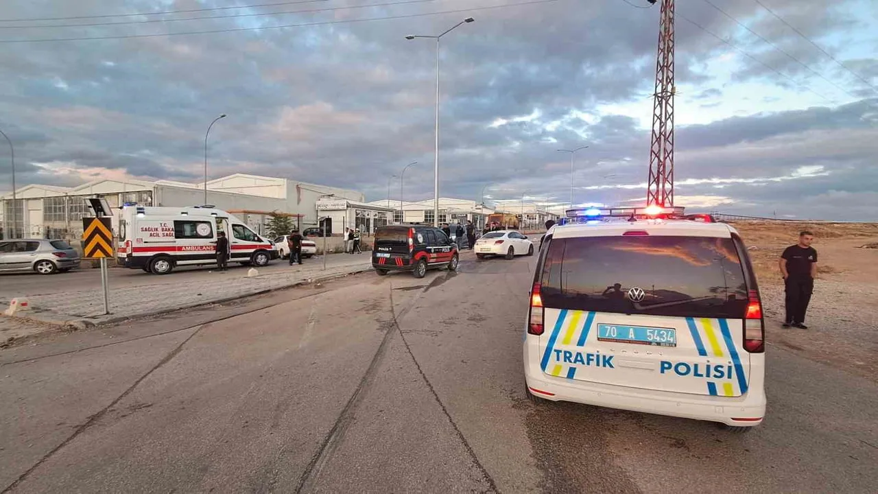 Kavşağın köşesinde anlar: karışan araçtan biri duvara çarptı, 3 yaralı