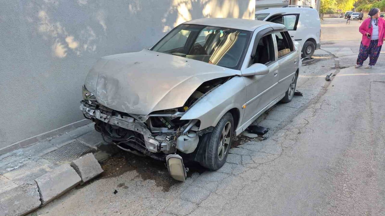 Kavşak kazasında sürücü kaçtı; yolcu polise tanımıyorum dedi